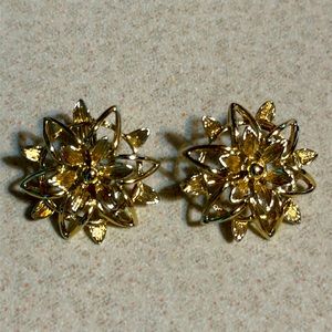 Vintage Sarah Coventry gold tone clip on earrings (628)